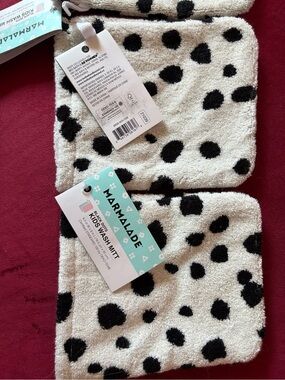 NWT Bundle of 4 Washcloth Mitts